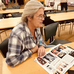 Dorthe læser i dukkehus blad