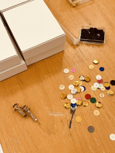 Fuglefoderautomat kit som ligger klar