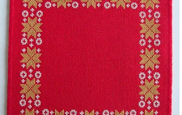 Broderet juletræstæppe